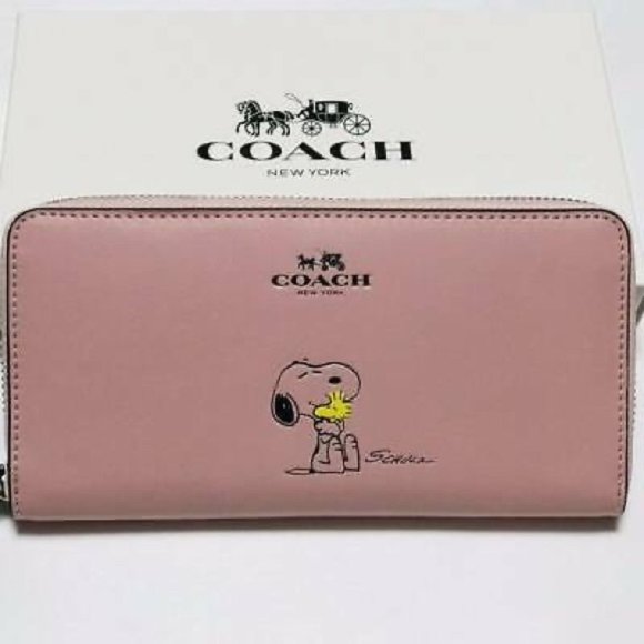 NWT Coach Pink Peanuts Snoopy Wallet! PRICE FIRM - Picture 1 of 8